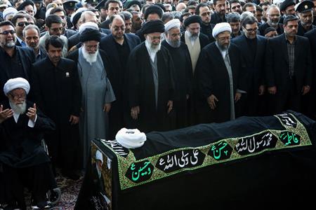 امام خامنه‌ای دقایقی پیش بر پیکر پاک آیت‌الله واعظ‌طبسی  نماز اقامه کردند. 
