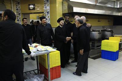بازدید حجت الاسلام والمسلمین سید حسن امام جمارانی از آشپزخانه حسینیه شماره دو